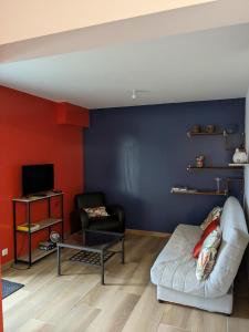 ein Wohnzimmer mit einer Couch und einem Sessel in der Unterkunft Lau Haizeak Meublé 3 étoiles Ascain in Ascain