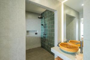 a bathroom with a sink and a shower at naravi gardenandpool kohlarn in Ko Sak