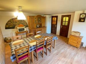 Kuchyň nebo kuchyňský kout v ubytování Domek w Lesie