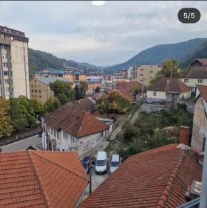 een stad met auto's geparkeerd op een straat met gebouwen bij Dream House Zvornik in Zvornik