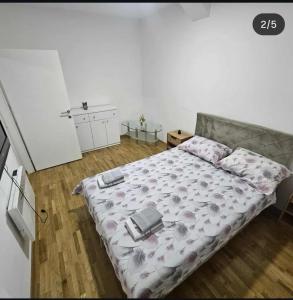 een slaapkamer met een bed met een telefoon erop bij Dream House Zvornik in Zvornik