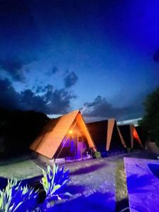a large building with lights on it at night at Chalés Dinhá-Pousada Recanto do Rapa in Brumadinho