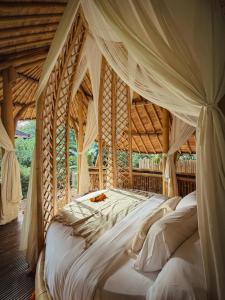 Ένα ή περισσότερα κρεβάτια σε δωμάτιο στο Dumi Bamboo Ecolodge by Wahem Hospitality