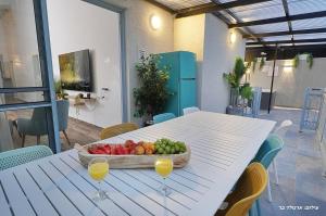 Mashabbe Sadeにあるהילת השחר - וילה מדהימה עם 3 חדרי שינה ובריכה פרטית מחוממת ומקורה בעין יעקבの白いテーブル +30枚の写真