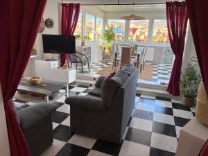 een woonkamer met een bank, een stoel en een tafel bij ATICO AMBERES SEAVIEW PENTHOUSE - Torrox Costa in Castillo Bajo