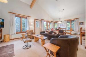 una sala de estar con un sofá y una mesa en RMR: Rendezvous A5 Condo in Teton Village, en Teton Village