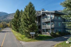 Un gran edificio azul con árboles al costado de una carretera. en RMR: Rendezvous A5 Condo in Teton Village, en Teton Village
