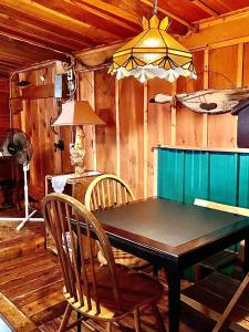 une salle à manger avec une table noire et deux chaises dans l'établissement Family-Friendly Cabin Rental with Free Wi-Fi in Bitterroot Valley of Montana, à Hamilton 19 autres photos