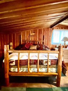 une chambre avec un lit en bois dans une cabane dans l'établissement Family-Friendly Cabin Rental with Free Wi-Fi in Bitterroot Valley of Montana, à Hamilton