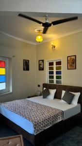 Ένα ή περισσότερα κρεβάτια σε δωμάτιο στο Darbar Kothi -Heritage hotel +14 φωτογραφίες