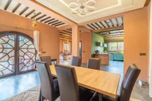 ein Esszimmer mit einem Holztisch und Stühlen in der Unterkunft Villa a Marrakech with private pool in Marrakesch