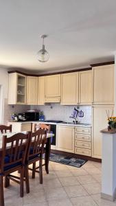 Η κουζίνα ή μικρή κουζίνα στο house of mary