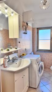 Η κουζίνα ή μικρή κουζίνα στο house of mary +15 φωτογραφίες