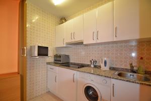 薩洛的住宿－Apartamento en Salou，厨房配有水槽和洗衣机