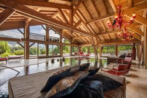 Bazén v ubytování Megeve Luxury Estate The Royal Alpine Retreat with Mont Blanc View - Chalet Maille nebo v jeho okolí