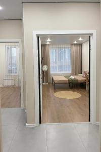 een woonkamer met een tafel en een eetkamer bij ЖК Атамура in Promyshlennyy