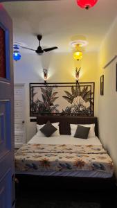 Ένα ή περισσότερα κρεβάτια σε δωμάτιο στο Darbar Kothi -Heritage hotel