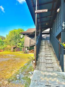 カンガーにあるRumah Kurniaの建物の側面にある道路標識