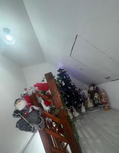 een kamer met een kerstboom op een ladder bij Dream House Porumbacu in Porumbacu de Jos