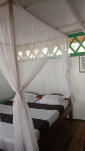 Postel nebo postele na pokoji v ubytování Hoga Island Dive Resort