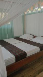 Postel nebo postele na pokoji v ubytování Hoga Island Dive Resort