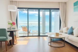 un salon avec un canapé et une vue sur l'océan dans l'établissement Seaview Quy Nhon apt TMS, à Quy Nhơn