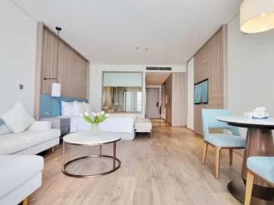 un salon avec un canapé et une table dans l'établissement Seaview Quy Nhon apt TMS, à Quy Nhơn