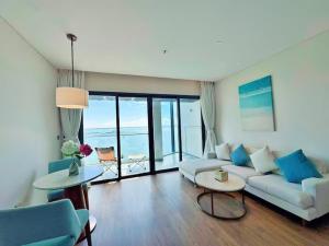 un salon avec un canapé et une table dans l'établissement Seaview Quy Nhon apt TMS, à Quy Nhơn 4 autres photos