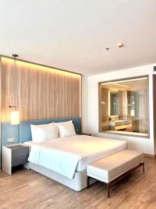 une chambre avec un grand lit et un grand miroir dans l'établissement Seaview Quy Nhon apt TMS, à Quy Nhơn