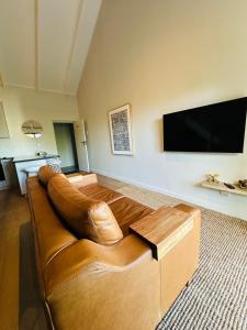 TV a/nebo společenská místnost v ubytování Aurora Valley Escape Apartment 9