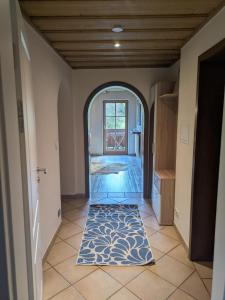 a hallway with an archway in a house at Idyllische Maisonettewohnung mit Bergblick in Irschenberg