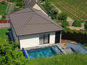 Bazén v ubytování Modern Comfort for 6 Guests 3 Bedrooms Home near Colmar nebo v jeho okolí