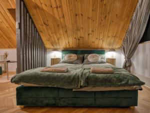 Ένα ή περισσότερα κρεβάτια σε δωμάτιο στο Bliżej Lasu