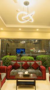 een woonkamer met een bank en een tafel bij PAN Hotel Apartments in Sharjah