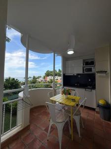 Kuchyň nebo kuchyňský kout v ubytování Studio SUCRIER TARTANE