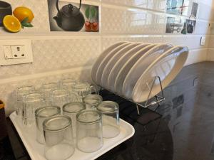 Una bandeja con tarros de cristal sobre la encimera de la cocina. en La Coromandel Luxury - TIE, en Pondicherry