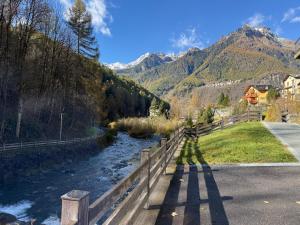 einen Fluss mit einem Zaun neben einem Berg in der Unterkunft Stone Nest Lanzada in Lanzada + 9 Fotos