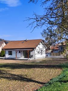 ein weißes Haus mit braunem Dach in der Unterkunft Apartment CAMPO VERDE in Hranovnica