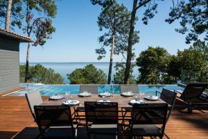 ビスカロッスにあるVilla-SONNIER-Biscarrosseの海の景色を望むデッキ(テーブル、椅子付)