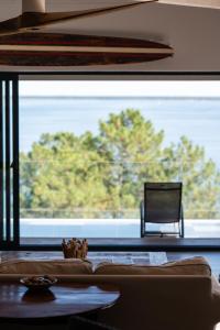 ビスカロッスにあるVilla-SONNIER-Biscarrosseの窓際のテーブルと椅子が備わる部屋