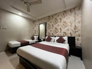 Postel nebo postele na pokoji v ubytování LUMORA INN Hotel shanti kamal + 33 fotografií
