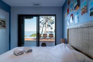 ビスカロッスにあるVilla-SONNIER-Biscarrosseのベッドがあり海が見える寝室 +54枚の写真