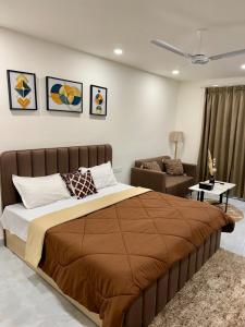 ein Schlafzimmer mit einem großen Bett und einer Couch in der Unterkunft Cozy Studio with Private Terrace & Golf Course View Road in Gurgaon + 28 Fotos
