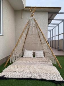 eine Hängematte mit Kissen in einem Zimmer in der Unterkunft Cozy Studio with Private Terrace & Golf Course View Road in Gurgaon