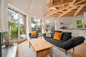 a living room with a couch and a table at Nordkugel - Rundes Wohnglück am Tollensesee in Wustrow