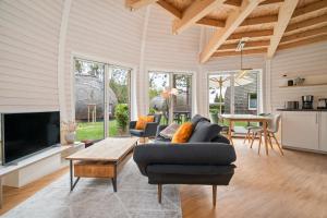 a living room with a couch and a table at Nordkugel - Rundes Wohnglück am Tollensesee in Wustrow