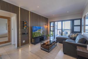 Χώρος καθιστικού στο 8 Blue Tides Premium Blouberg Apartment with Table Mountain View
