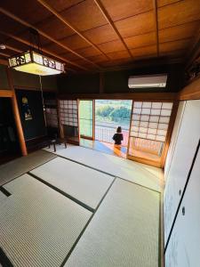 橋本市にあるゲストハウス輪の窓際に人が座っている部屋