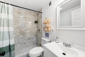 Ένα μπάνιο στο Game Day Ready! 2 King Beds Near UGA & DT +46 φωτογραφίες