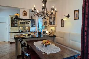 SkorkaにあるSuite 4 Personen mit Garten, nähe Danzigのキッチン(テーブル、フルーツボウル付)